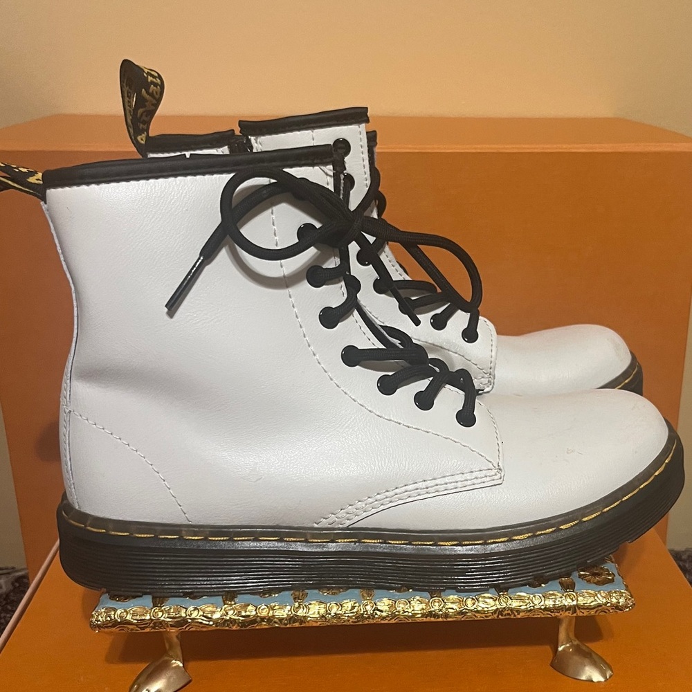 Dr. Martens Zavala T Lamper Combat Boot in White Leather Unisex M 4 / W 5